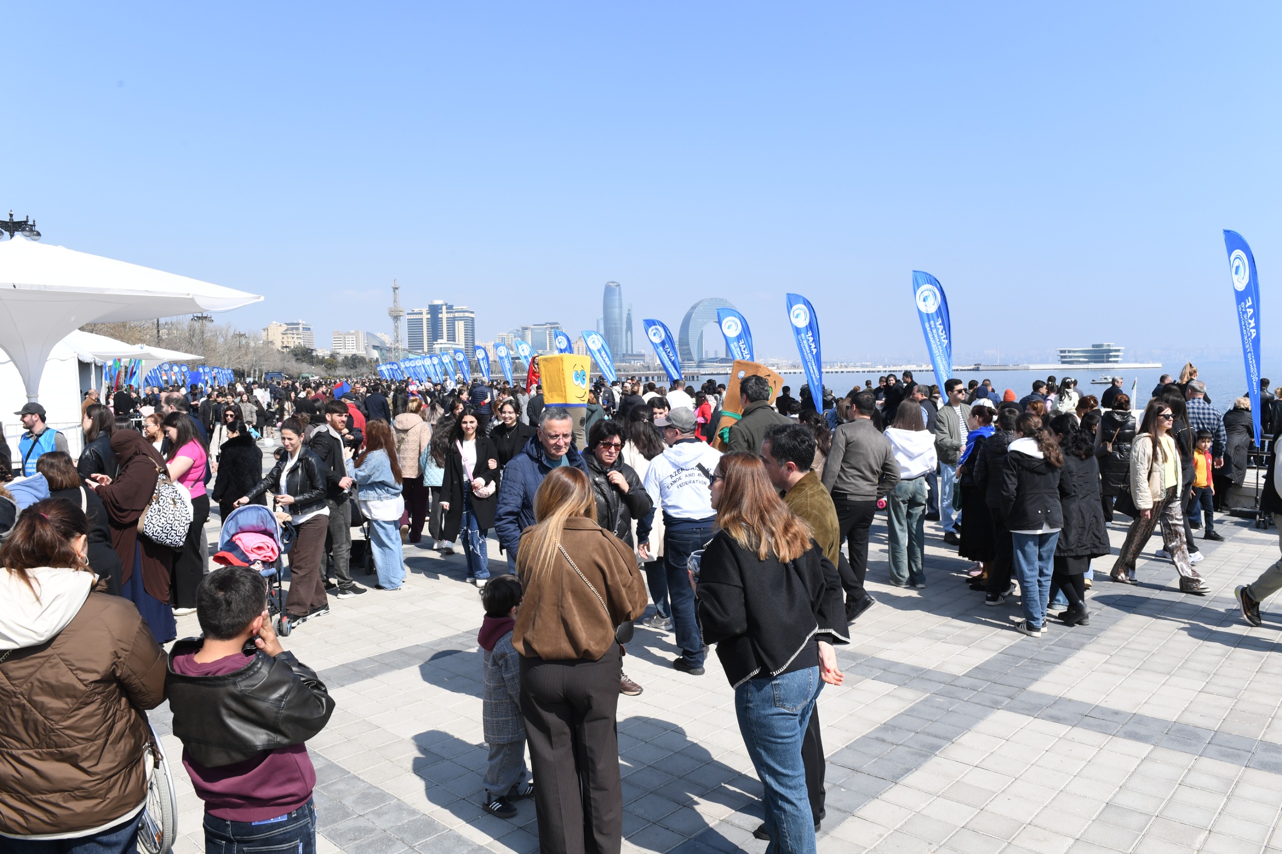 Bakıda Xəzərin suları avarçəkmə və yelkənli qayıqlarla bəzəndi (FOTO)